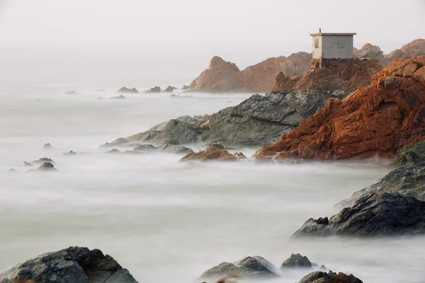 Côte brumeuse traditionnelle à l'aube — Photo