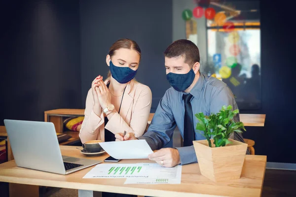 Business People Face Masks Working Together Laptop Modern Coworking Office — Stock Photo, Image