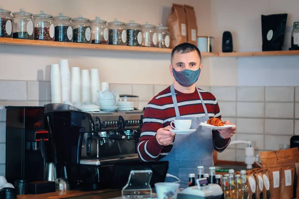 Kleine Ondernemer Draagt Masker Serveert Ontbijt Achter Toonbank — Stockfoto