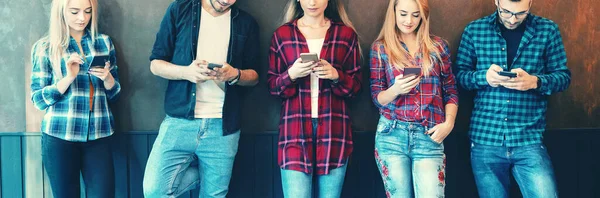 Grupo Jóvenes Amigos Usando Aplicación Teléfono Móvil Para Redes Sociales — Foto de Stock