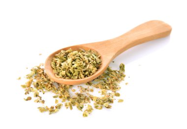 kuru kekik yaprakları bambu kaşığında ve beyaz arka planda