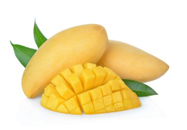 Mango beyaz arkaplanda izole edildi