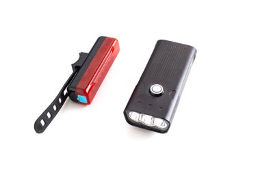 Bisiklet aydınlatma seti. Güvenlik ve aydınlatma için far ve fren ışığı koyu, beyaz arka planda, izole