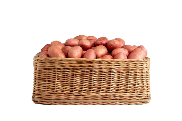 Корзина с картошкой с красной кожурой на белом фоне, изолировать. Органические натуральные овощи, сельское хозяйство — стоковое фото