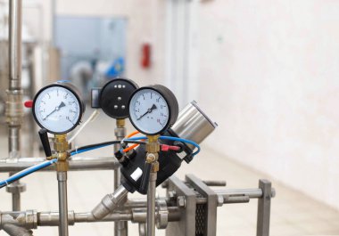 Termal santraller için basınç göstergeleri. Soğuk havada ısıtma açıp kapatma kavramı. Metin ve endüstri için boşluk kopyala