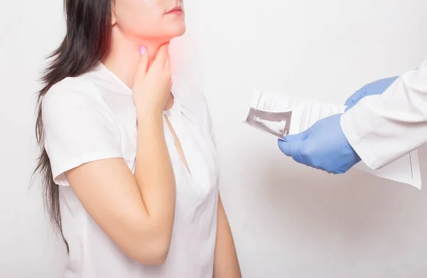 医者は少女の喉の検査の結果を彼の手に持っている 症状の概念とコロナウイルスの喉の痛み 再感染 Covid パンデミック — ストック写真