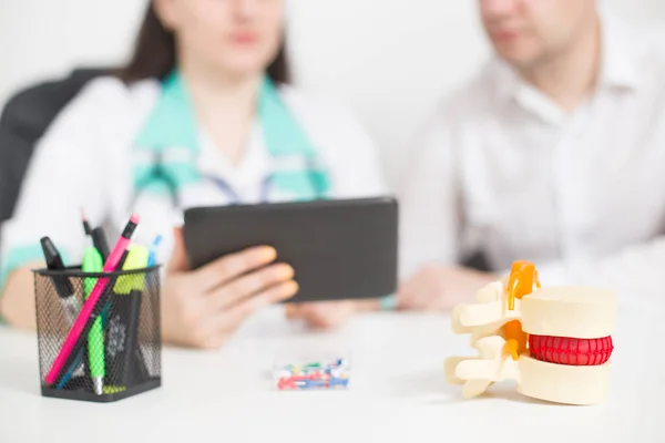 Der Arzt Verschreibt Dem Patienten Behandlung Physiotherapie Und Physiotherapie Bei — Stockfoto