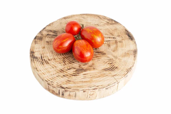 木架上的红色天然西红柿 复活节彩蛋西红柿品种繁多 蔬菜从你的花园 — 图库照片