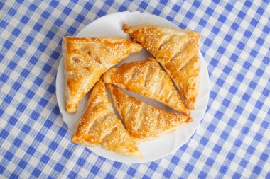 Jambonlu ve peynirli nefis çıtır börekler. Ev yapımı pişirme