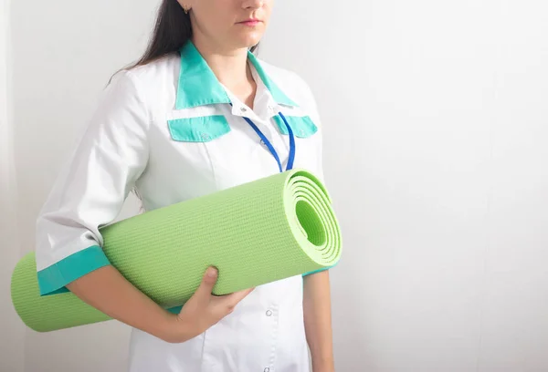 Pediatric Physiotherapist Rehabilitation Doctor Stands Green Carpet Gymnastics White Background — 图库照片