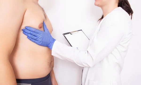 Cirujano Plástico Médico Examina Seno Masculino Antes Cirugía Concepto Ginecomastia —  Fotos de Stock