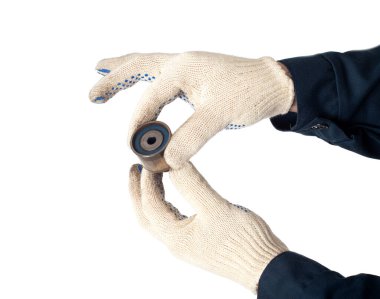 Bir otomobil tamircisi beyaz arka plandaki zamanlayıcıyı tutar ve kontrol eder, izole eder. Hatalı zamanlayıcı