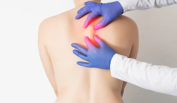 Médico Dermatólogo Examina Espalda Una Paciente Femenina Que Tiene Inflamación — Foto de Stock