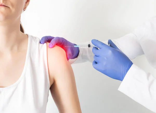 Doctor Makes Girl Patient Injection Blockade Shoulder Joint Relieve Muscle — Stock Photo, Image