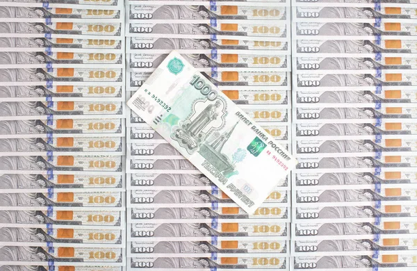 1000 Orosz Rubelt Tartalmazó Bankjegy Dollárból Készült Bankjegyek Hátterében Orosz — Stock Fotó