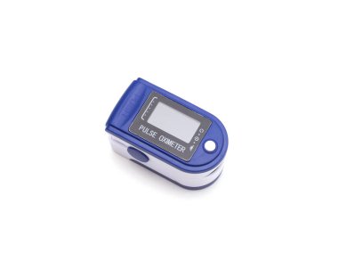 Parmak ucu nabız oksimetresi, beyaz arkaplan üzerinde. Akciğerlerin atım ve oksijen doygunluğunu ölçmek için tıbbi cihaz, izole et, kapat.