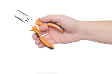 Beyaz arka planda pense tutan adam, yakın plan. Aygıt