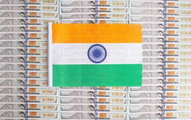 Dolar banknotlarının arka planında Hindistan bayrağı var. Hindistan 'ın parasının dolar, ülke ekonomisi ve endüstri ile ilişkisinin kavramı