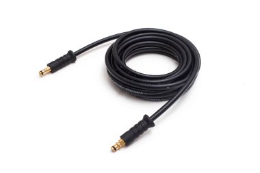 Beyaz arka planda basınç temizleyicisi için yüksek basınçlı hortum, izole. Sanayi aracı