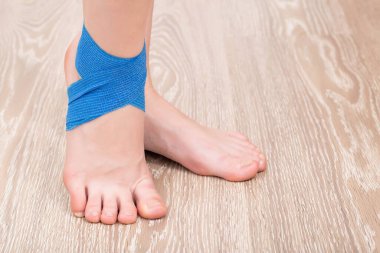 Bacağın bileğinde elastik bandaj var. Bandajlı eklem saplantısı, metin için kopyalama alanı, bandaj