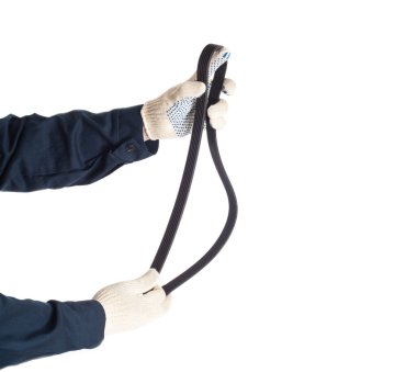 Bir araba tamircisi, beyaz arka planda kullanılan bir alternatör rivulent kemeri tutar..