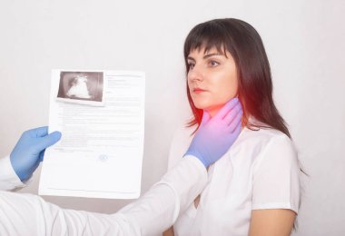 Doktor, boğazında ağrı ve şişlik olan bir kadın hastanın arka planında yapılan ultrason muayenesinin sonuçlarını tutuyor. Nörolojik ve Tiroid Hastalığı Konsepti