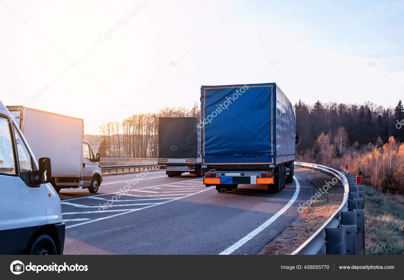 Грузовики Перевозят Товары Шоссе Летом Фоне Леса Солнца Концепция.