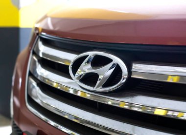 MINSK, BELARUS 07.10.19: arabanın kaputunda Hyundai araba amblemi. Marka ve kaliteli araba kavramı, yakın plan. Sanayi