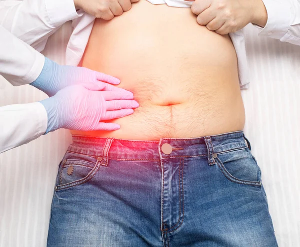 Dolore Nell Ipocondrio Destro Del Paziente Medico Palpa Gli Uomini — Foto Stock