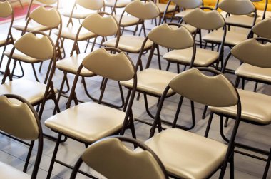 Oditoryumdaki rahat modern sandalyelerin arka planı. Eğitim ve sunum kavramı