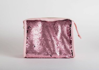 Beyaz arkaplanda pembe parlak kozmetik çanta, izole