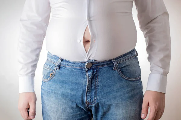 Толстяк Маленькой Обтягивающей Белой Рубашке Неудобная Концепция Одежды Ожирение Похудение — стоковое фото