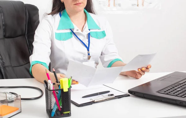 Terapeuta Médica Mujer Mira Analiza Los Resultados Los Exámenes Análisis — Foto de Stock