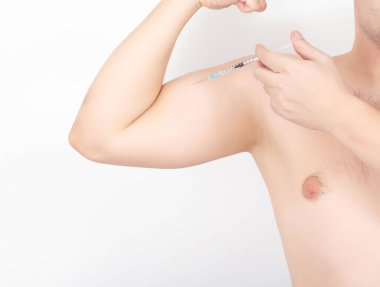 Spora yeni başlamış bir erkek kas gelişimini hızlandırmak için ilacı pazılarına enjekte ediyor. Metin ve anatomik için alanı kopyala