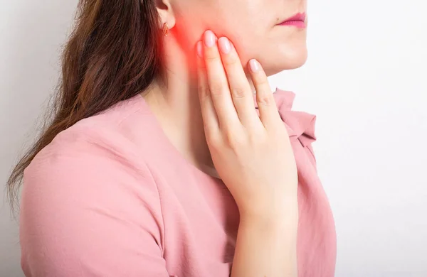 Mooi Meisje Houdt Haar Hand Onderkaak Van Tand Die Een — Stockfoto