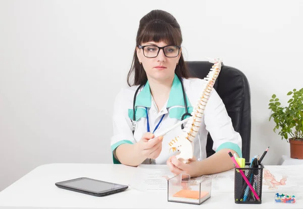 Doctora Mujer Consultorio Médico Con Una Maqueta Columna Vertebral Sus —  Fotos de Stock