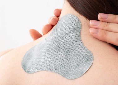 Spazmların tedavisi için iltihap önleyici tıbbi bitkisel alçı ve omurgalar arası fıtıklarda ağrı kesici. Kız boğazına bir tıp rahibi dayadı.