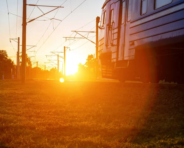 Passageiros Trem Passeios Estrada Ferro Contra Fundo Pôr Sol Ensolarado — Fotografia de Stock