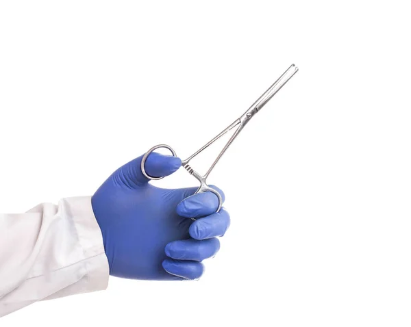 Γιατρός Κρατά Χειρουργικό Ψαλίδι Στο Χέρι Του Λευκό Φόντο Απομονώσει — Φωτογραφία Αρχείου