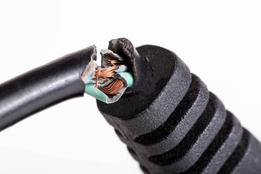 Beyaz arka planda fişi olan kırık bir elektrik kablosu, izole edilmiş, yakın plan. Elektrik şoku, arızalı