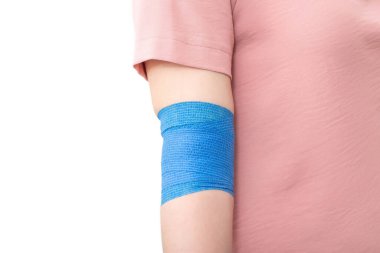 Kızın dirsek ekleminde elastik bandaj var. Burkulma ve travma için dirsek saptama kavramı, metin için kopyalama alanı.