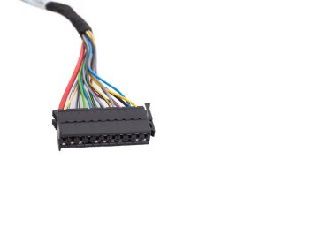 Otomotiv çok kanallı elektrik bağlantısı beyaz arka planda, izole. Yakın çekim, iletişim.