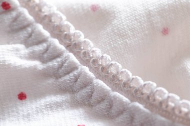 Kırmızı desenli beyaz elbiseler ve elastik bant, doku