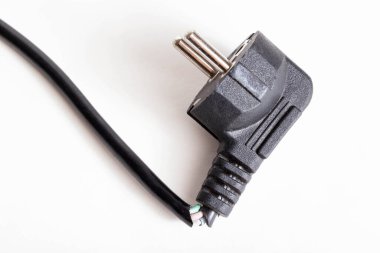 Beyaz arka planda fişi olan kırık bir elektrik kablosu, izole edilmiş, yakın plan. Elektrik şoku, arızalı