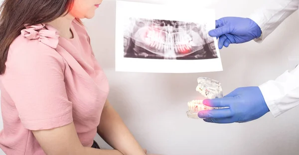 Uma Menina Consultório Dentista Que Tem Pulpite Dente Danos Esmalte — Fotografia de Stock