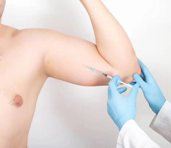 Een Arts Geeft Een Injectie Onderarm Van Een Man Spiermassa — Stockfoto