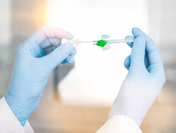 Mãos Médico Seguram Uma Cânula Instrumento Médico Para Veias Contra — Fotografia de Stock