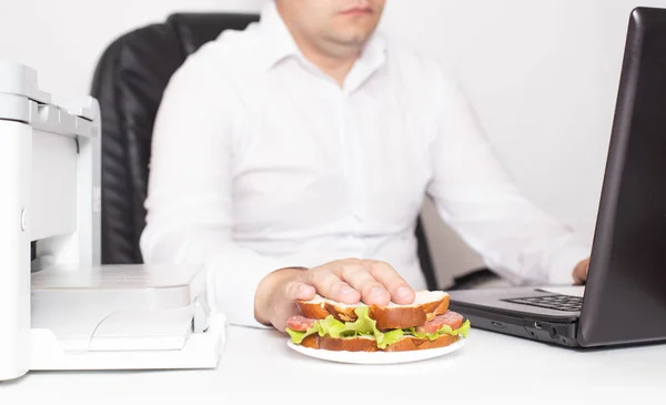 Trabajador Oficina Con Una Camisa Blanca Sándwich Mano Snack Lugar — Foto de Stock