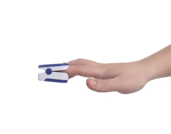 白色背景的人的手指上的血压计 Covid Isolation Instrument测量脉搏和肺饱和度的概念 — 图库照片