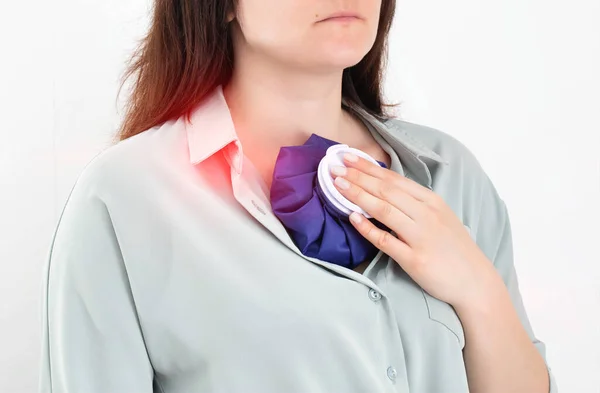 Girl Applies Medical Bag Cold Thoracic Osteochondrosis Pinched Nerve Close — Stock Photo, Image